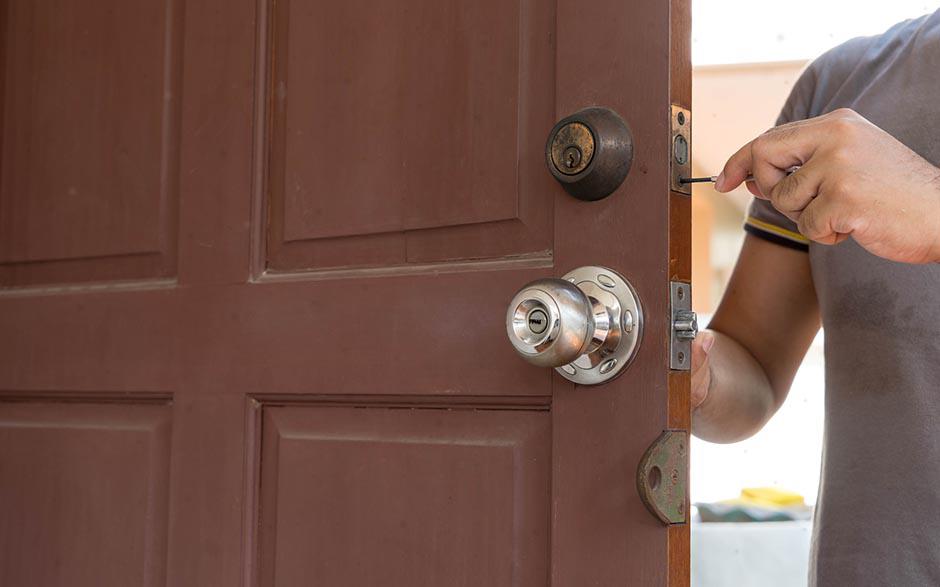 changer un verrou de porte Bouc-Bel-Air